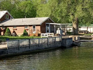 Image of Townhouse on the Saint Lawrence River 10 ft from water.