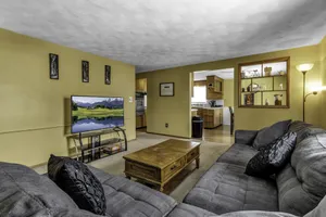 Image of Quiet suburban home 10 minutes from airport\/25 min from Niagara Falls