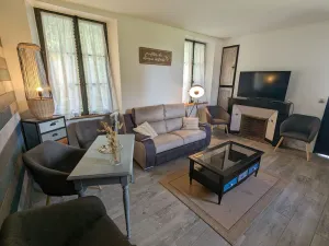 Image of Charming Gîte in Medieval Town with Private Garden and Nearby Historic Sites