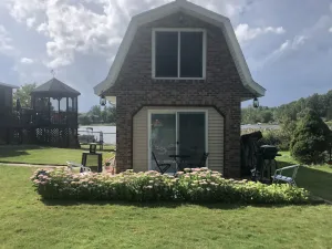 Image of Be Our Guest-House on Lewis Lake