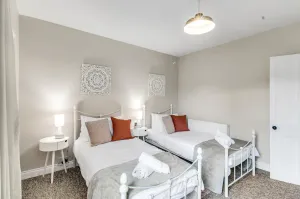 Image of Take Your Family & Friends to enjoy this auiet Central Holiday Home \/w Parking and equiped Kitchen