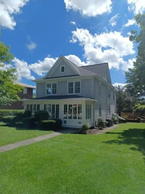 Image of Large 4 Bedroom House: short walk to Greenbrier & 30 min drive to Lake Sherwood