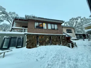 Image of MAGNIFICENT SKIING MT BULLER 450M to ski lift in luxurious European style chalet