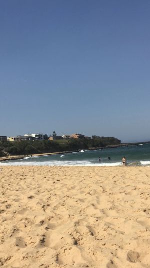 Image of Quintessential Aussie holiday home nested between beach and bay.