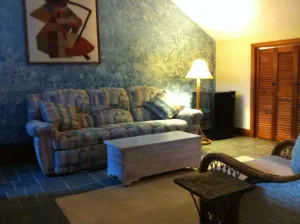 Image of Sunny , cozy 1-bedroom, wooded, private, central Island location, close to ocean