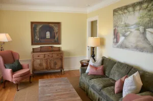 Image of Beautifully Decorated Townhouse 2 Blks From Square
