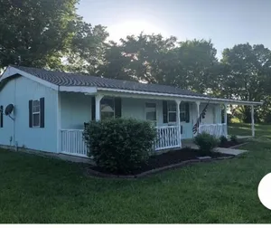 Image of Cozy 2 Bedroom Country Cottage North of Parsons . Sleeps up to 5 people.