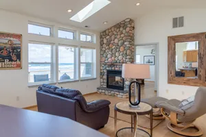 Image of Ocean Lookout -Ocean front\/ Wifi\/Hot Tub\/