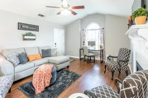 Image of Clean+Cozy+Close to Airport\/Rez\/Dogwood Ctr!