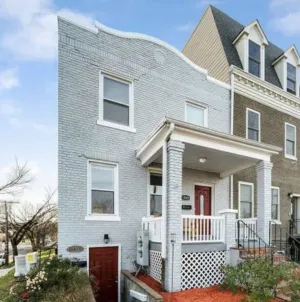 Image of Cozy Capitol Hill Apt 1 Minute Walk To Metro w\/Parking