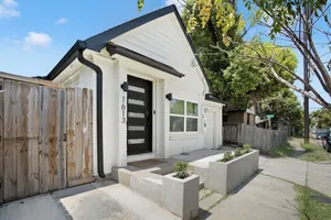 Image of 10 Min to Downtown - La Casita Blanca Retreat