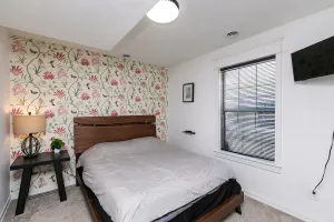 Image of Spacious 9BR Home Ideal for Groups Near Downtown