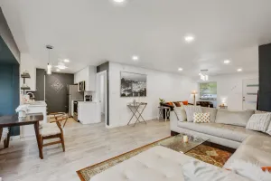 Image of Modern. CLEAN. 5mi 2 Airpt&Dwtn. Great for family, friends & business.