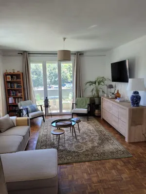 Image of Large bright apartment - beside park.