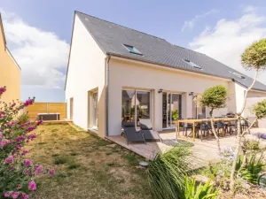 Image of Spacious 5-Bed, 11-Person Home with Spa, Billiards, and Garden, 350m from Portbail Beach