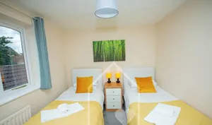 Image of 3 Bedroom town house Corby. Sleeps 6, WiFi, Free Parking