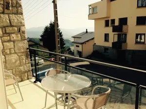 Image of 5-minute walk from the gondolas, bright T3, sleeps 8, free wifi.