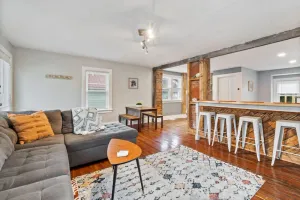Image of Great Value - 2 BDRM Sleeps 4 - Onsite parking!