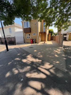 Image of 3 bed home Slough,private drive,near Heathrow,motorway,Legoland