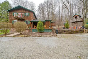 Image of Spacious Cabin w\/ Hot Tub 3Bed, 2 bath