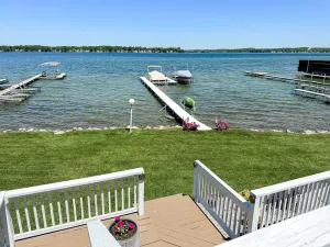 Image of BEAUTIFUL LAKEFRONT COTTAGE!! ☀️🧡 KAYAKS! CLEAR SANDY BOTTOM