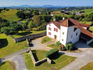 Image of Maison confortable à Bardos avec vue sur montagne