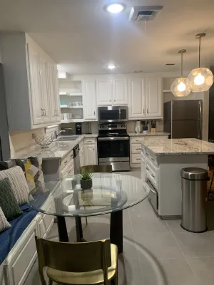 Image of Comfortable and bright. Convenient mid-cities location.