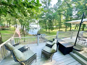 Image of Honey Creek Getaway Waterfront Cottage - Close to town & Boat Ramp! Sleeps 10+