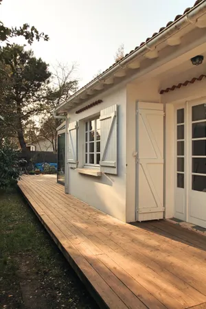 Image of Villa Suzanne terrace and veranda near the beach