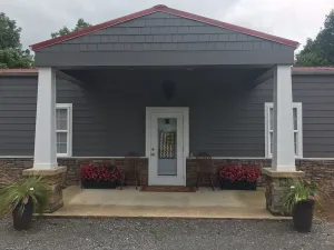 Image of Lynchburg cottage across from Jack Daniels Barrel Houses, come smell the mash!!