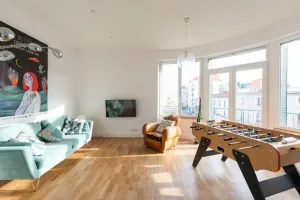 Image of New, Downtown, Double Garage, Netflix