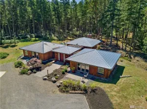 Image of Luxury four bedroom home on sixteen acres of wooded privacy.