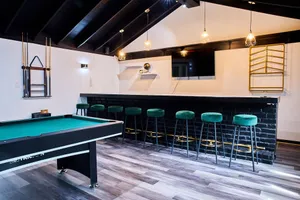 Image of Dee's Lounge, Your Relaxation Oasis