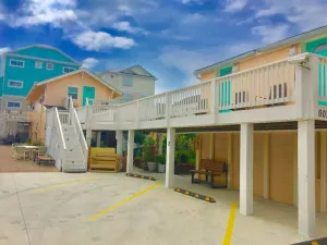 Image of \"Beachside Suites\" suite 3: Downtown and a short walk to the SEA!