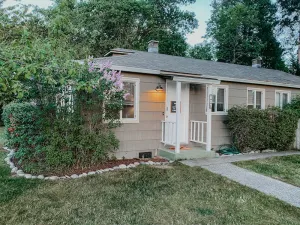 Image of Modern House in the Heart of Grants Pass with Hot Tub and Fire Pit
