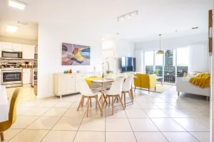 Image of Trendy Apt King Bed Adjustable Free Parking Pet Friendly Balcony