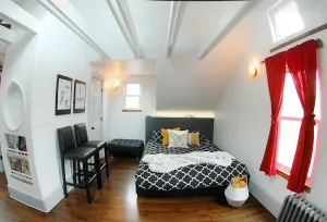 Image of *** Unique Artists' Home + Sunporch Gallery - Read - Cook - Relax ***