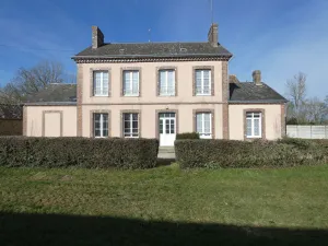 Image of Charming Village Retreat: Spacious 3BR Home with Garden, Near Hiking Trails