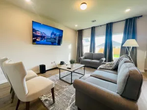 Image of Cheerful 5 bedroom Home - 6 miles from Samsung