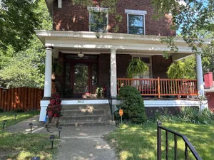 Image of Cozy Brick house - 3 BR,  2 1\/2 Bath, fenced in back yard with privacy fence.