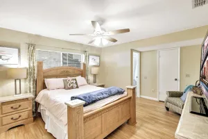 Image of Refreshing Oasis with Massage Chair, Game Garage, Large Fenced Yard +Retro games