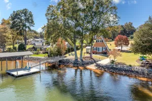 Image of Lake Escape's Water's Edge