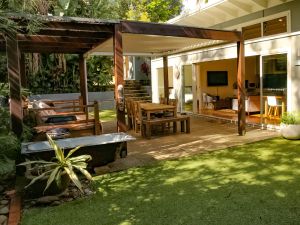 Image of Sunny and modern villa located 5 mins walk from Avalon Beach!