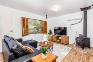 Image of Adorable 1 bed\/1 bath house with indoor Fireplace