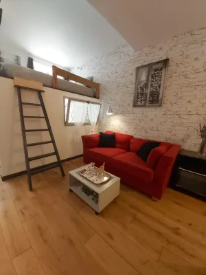 Image of Le Petit Saint-Georges 2*: renovated, fully-equipped studio at the foot of the collegiate church