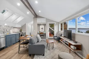 Image of Modern 1 BR apt in Old Town w\/view. Walk to beach.