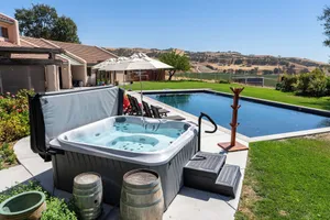 Image of Gorgeous 5-bedroom, sleeps 12, 20 minutes from Sensorio, centrally located