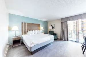 Image of 4th-floor studio with AC, pool, & hot tub