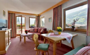 Image of \"Apartmenthaus Zentral 4er App Kat A\" near the Ski Area with Mountain View