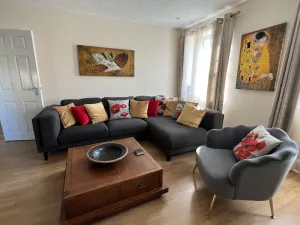 Image of Stay in Yeovil Town Centre, Large 2 BD Apt With Parking, Sleeps 4